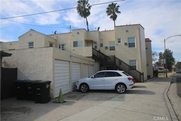 Attached, Exterior, Facade, Rowhouse