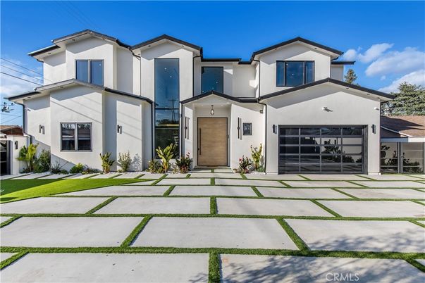 Attached, Exterior, Facade, Modern