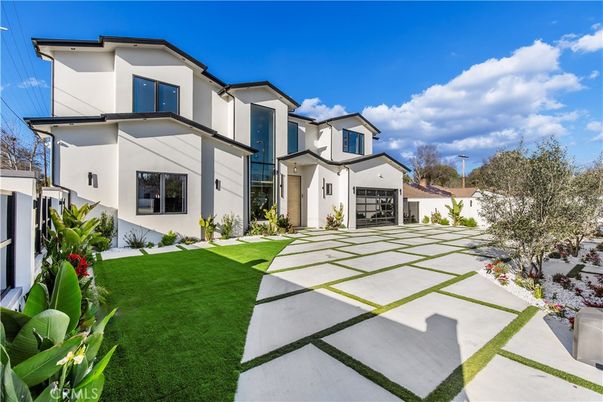 Attached, Backyard, Exterior, Facade, Modern