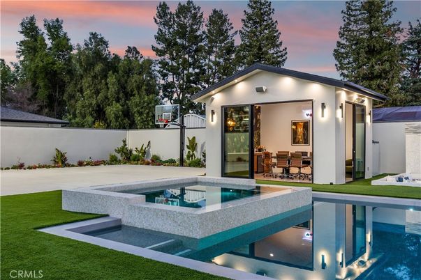 Exterior, Pool