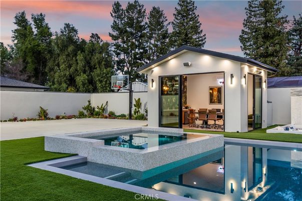 Exterior, Pool