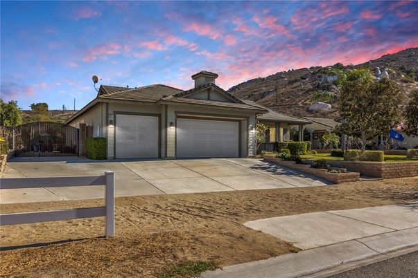 Attached, Exterior, Facade, Ranch