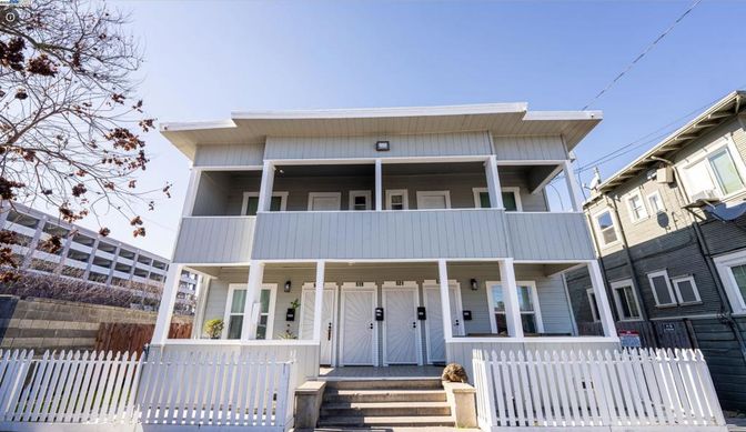 Exterior, Facade, Modern