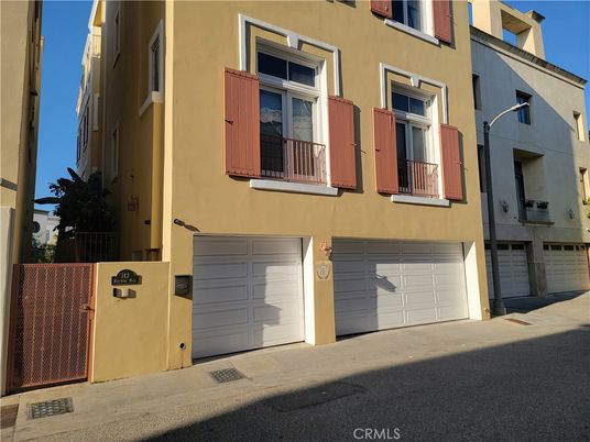 Attached, Exterior, Facade, Rowhouse