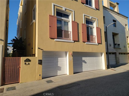 Attached, Exterior, Facade, Rowhouse