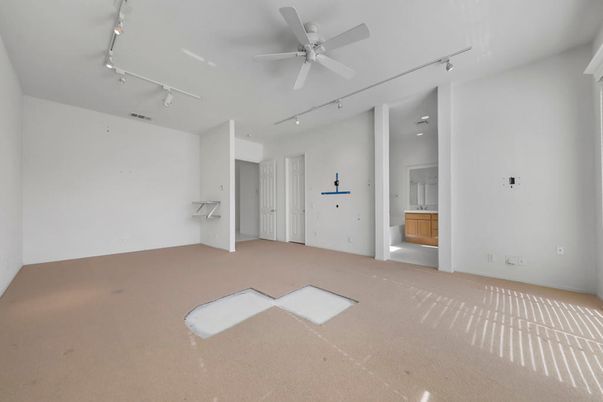 Empty room, Interior