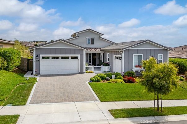 Attached, Exterior, Facade, American Craftsman