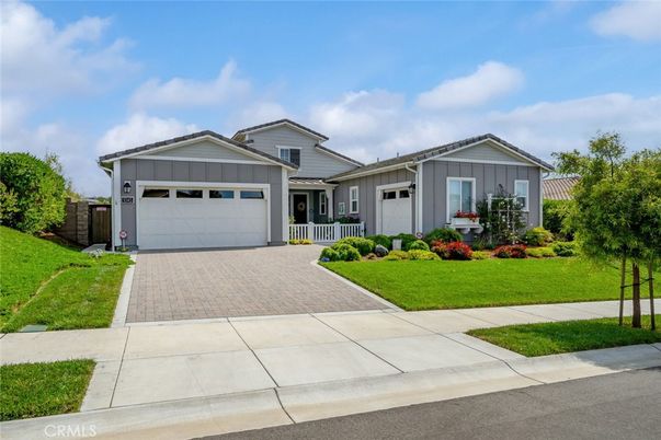 Attached, Exterior, Facade, American Craftsman