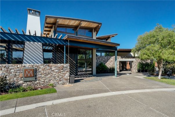 Exterior, Facade, Modern