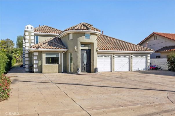 Attached, Exterior, Facade, Mediterranean