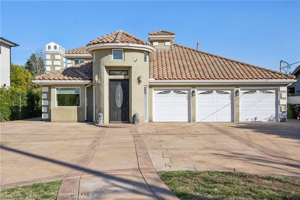 Attached, Exterior, Facade, Mediterranean
