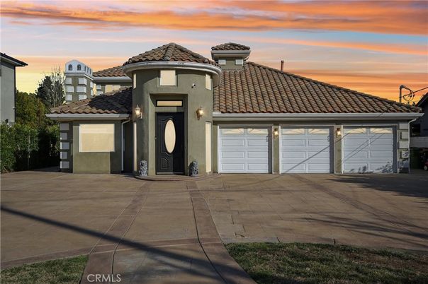 Attached, Exterior, Facade, Mediterranean