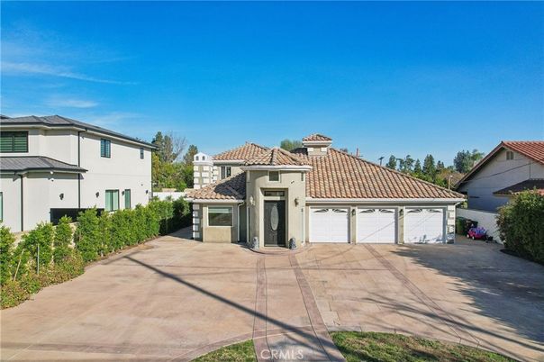 Attached, Exterior, Facade, Mediterranean