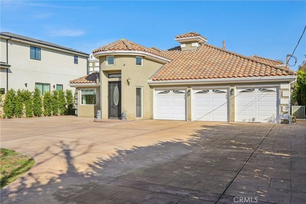 Attached, Exterior, Facade, Mediterranean