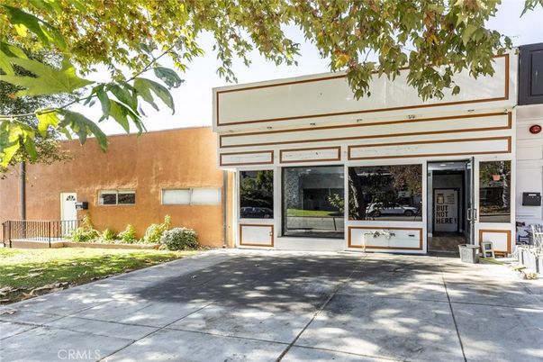 Exterior, Facade, Modern