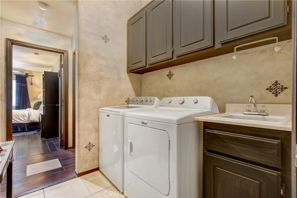 Interior, Washer, Wood Texture Flooring