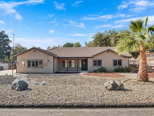 Exterior, Facade, Ranch