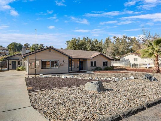 Backyard, Exterior, Facade, Ranch