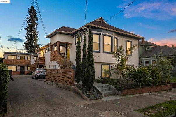 Attached, Exterior, Facade, Queen Anne Victorian