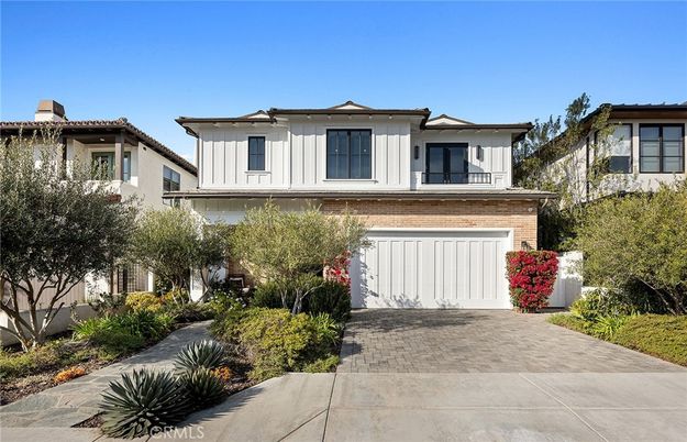 Attached, Exterior, Facade, Mediterranean