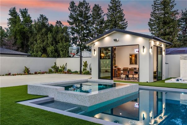 Exterior, Pool