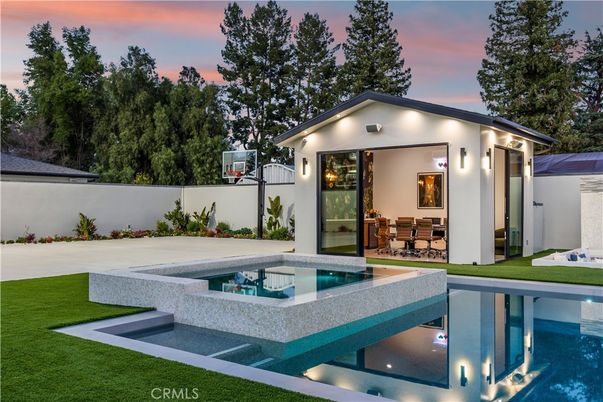 Exterior, Pool