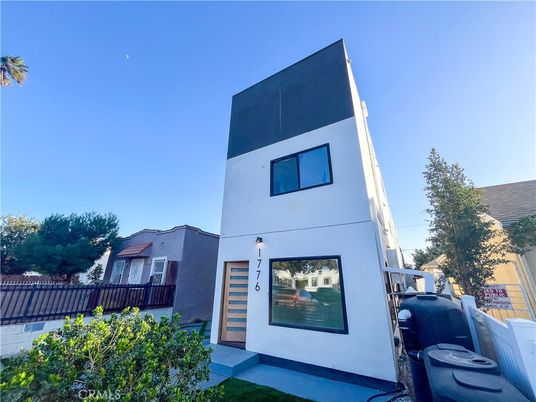 Exterior, Facade, Modern