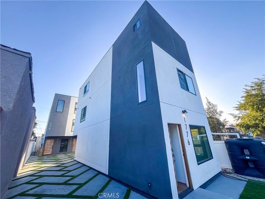 Exterior, Facade, Modern