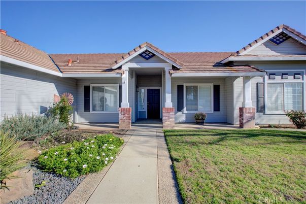 Exterior, Facade, Ranch