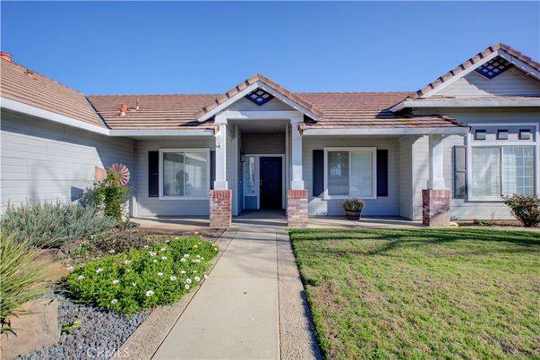 Exterior, Facade, Ranch