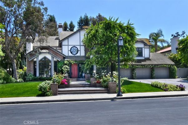 Attached, Exterior, Facade, Tudor Revival