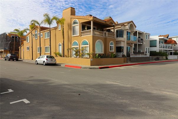 Exterior, Facade, Mediterranean