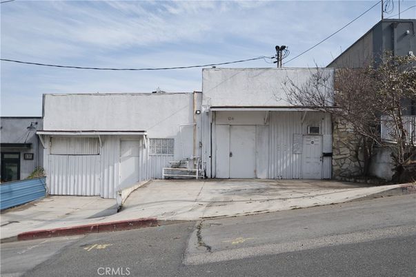 Attached, Exterior, Facade, Modern