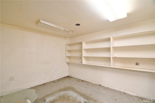 Empty room, Interior