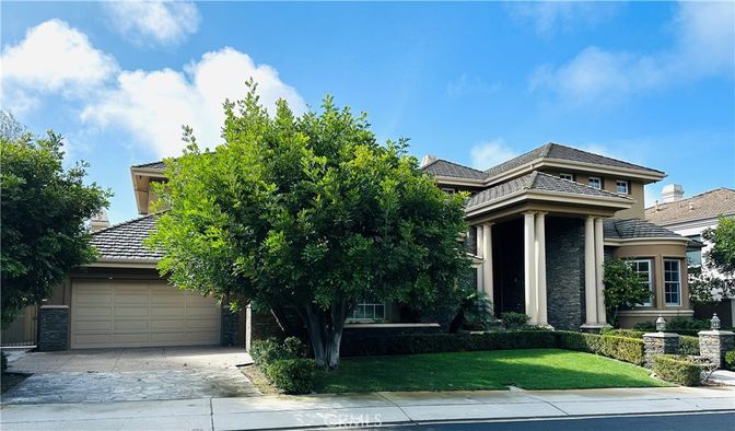Attached, Exterior, Facade, Mediterranean
