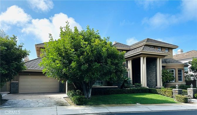 Attached, Exterior, Facade, Mediterranean