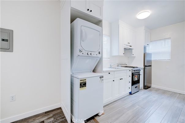 Interior, Kitchen, Utility Closets, Washer, Wood Texture Flooring