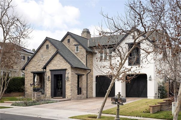 Attached, Exterior, Facade, Brick Traditional