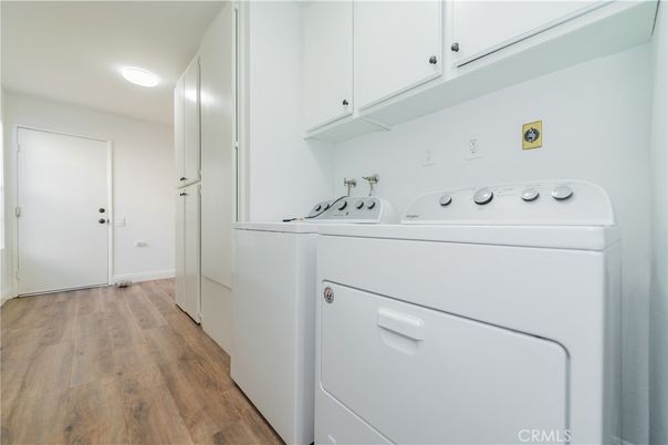Interior, Washer, Wood Texture Flooring