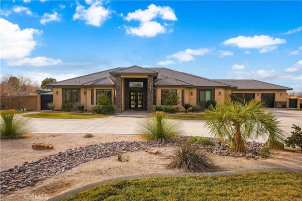 Backyard, Exterior, Facade, Ranch