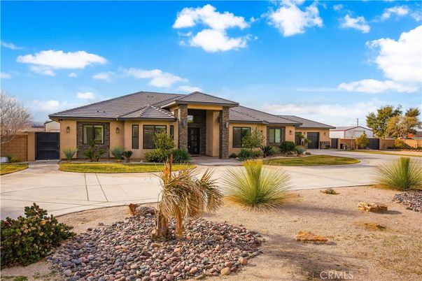 Backyard, Exterior, Facade, Ranch