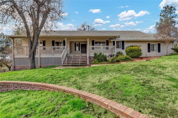 Backyard, Exterior, Facade, Ranch
