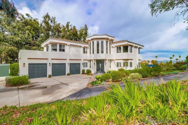Attached, Exterior, Facade, Mediterranean
