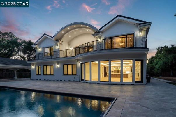 Exterior, Facade, Pool, Modern