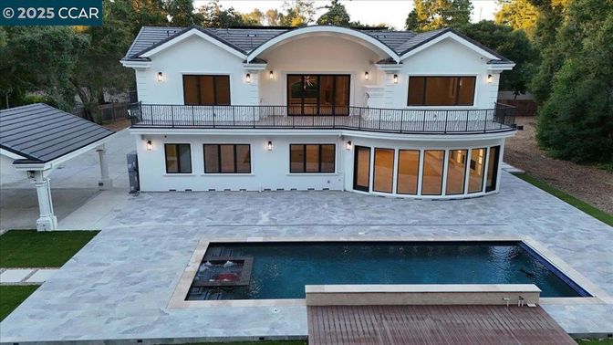 Exterior, Facade, Pool, Modern