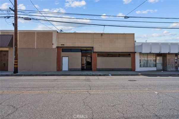 Exterior, Facade, Modern
