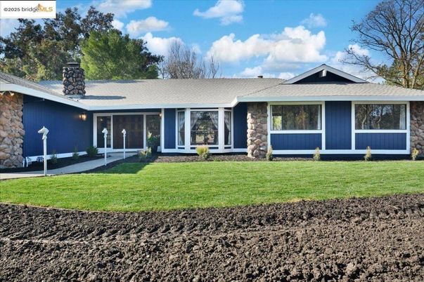Backyard, Exterior, Facade, Ranch