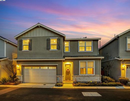 Attached, Exterior, Facade, American Craftsman