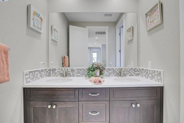 Bathroom, Dual Sink Vanities, Interior, Recessed Lighting