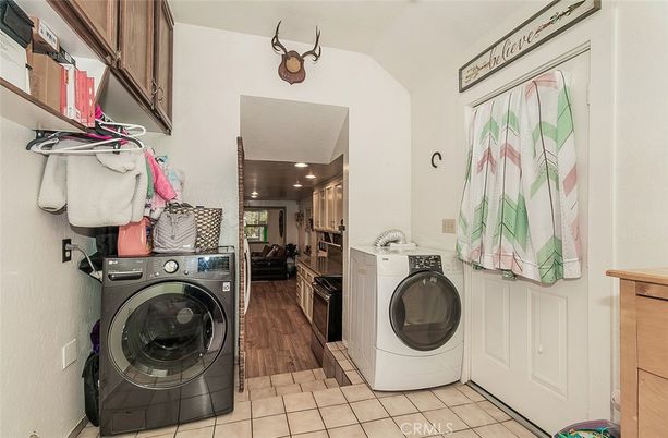 Interior, Recessed Lighting, Washer, Wood Texture Flooring